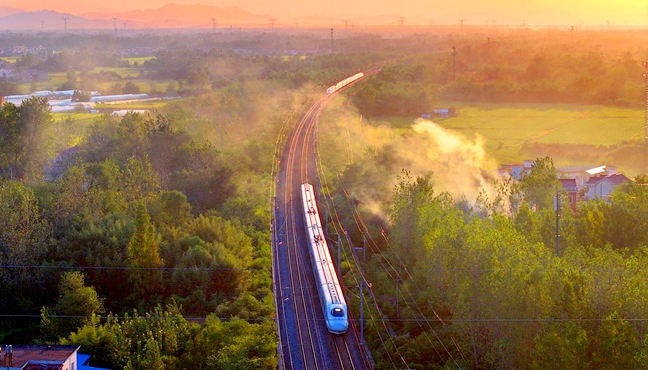 夕陽(yáng)西下田野如畫